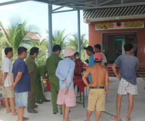 Người đàn ông nằm chết trên võng trên miệng có vết máu