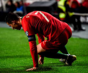 Ronaldo chấn thương trên tuyển, nguy cơ vắng mặt ở tứ kết Champions League