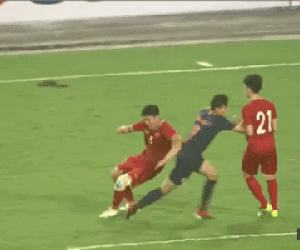 VIDEO: Tiền đạo ngôi sao của U23 Thái Lan nhận thẻ đỏ sau pha đánh nguội Đình Trọng