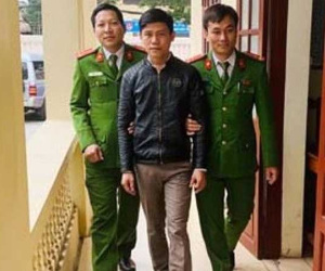 Bắt quả tang cộng tác viên một tờ báo đang tống tiền doanh nghiệp