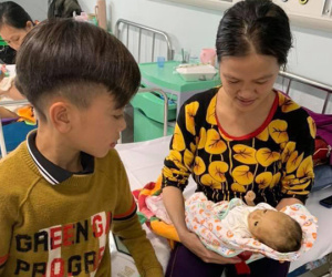 Cậu bé 13 tuổi đạp xe mất phanh từ Sơn La xuống Hà Nội thăm em ở viện