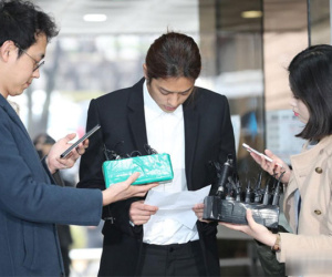 Dân mạng Hàn phẫn nộ vì Jung Joon Young đã thản nhiên làm hành động này ngay sau khi bị bắt vào trại tạm giam