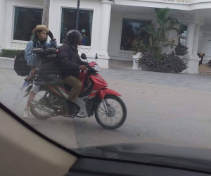 Lại xuất hiện hình ảnh Bella không đội mũ bảo hiểm, ôm con ngồi cồng kềnh sau xe máy khiến dân mạng xôn xao