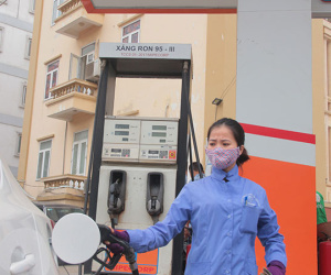 Ngừng bán xăng Ron 95: Nguồn đầu vào khó khăn hay chiều trò ép người dân dùng E5?
