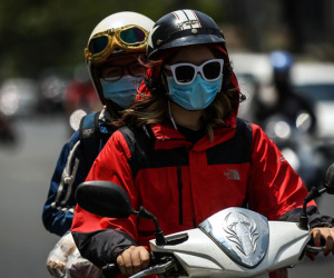 Người Sài Gòn trùm kín mít ra đường khi nắng nóng 39 độ C