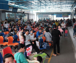 Hàng ngàn bệnh nhi đi viện vì tiêu chảy, sốc nhiệt tại TP.HCM: Cảnh báo những căn bệnh mùa nắng nóng