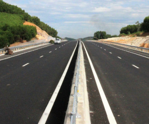 Hoảng hồn phát hiện thi thể người đàn ông bên hành lang đường cao tốc