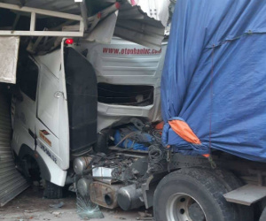 TP. HCM: Xe container lao vào nhà dân, 6 người trong gia đình thoát chết trong gang tấc