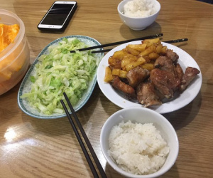 Chê chồng hạch sách khi 'tiền thì ít mà đòi ăn sang như nhà hàng', cô vợ bị chị em xúm lại mắng nhiếc vì điều này