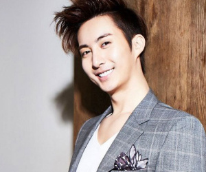 Nam idol nhóm nhạc Kpop nổi tiếng bị nhân viên quán bar kiện vì tội hiếp dâm, bị đơn đã nhanh chóng lộ diện