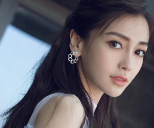 Bị chỉ trích vì phì phèo thuốc lá, Angelababy lấy lại hình ảnh bằng cách tay đau vẫn bế con đi chơi