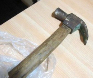 Tạm giữ giám đốc dùng búa đánh vào đầu phó giám đốc, trợ lý