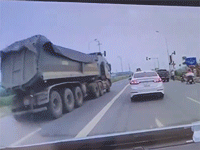 Video: Vượt đèn đỏ tốc độ 'bàn thờ', xe đầu kéo húc văng ô tô con rồi lao xuống ruộng