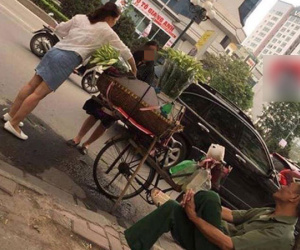 2 khách nữ sang chảnh nhưng thiếu ý thức và ánh mắt ngao ngán của bác bán hoa bên vệ đường