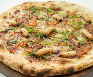 Chuyện quái gì cũng có thể xảy ra: Hà Nội xuất hiện pizza đuông dừa bò lổm ngổm gây bàng hoàng