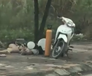 Clip: Đôi nam nữ vô tư dựng xe máy, nằm vạ vật hút 'bóng cười' trên vỉa hè