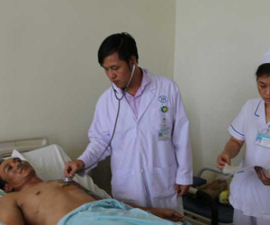 Cùng vợ sắp cưới đến nhà 'tình địch' nói chuyện, bị đâm lén thủng tim