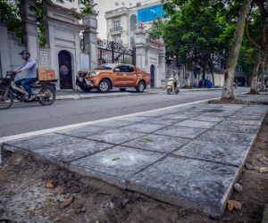 Dùng gạch bê tông vân đá lát vỉa hè Hà Nội