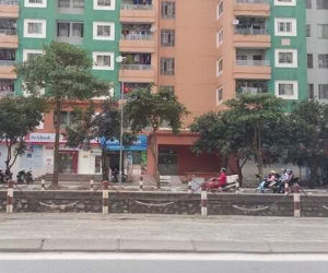 Hà Nội: Ở nhà 1 mình, bé trai 3 tuổi trèo qua ô thoáng nhà vệ sinh chung cư ngã xuống đất tử vong