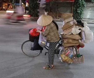 Mẹ bầu vất vả địu con đi nhặt rác kiếm sống và câu nói khiến nhiều người xấu hổ tự nhìn lại