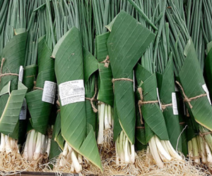 Một siêu thị ở TP HCM dùng lá chuối bọc thực phẩm