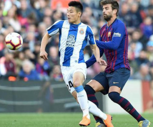 Tiền đạo Trung Quốc bị ngợp trước dàn sao của Barcelona