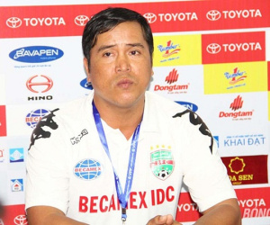 Trợ lý Nguyễn Thanh Sơn tạm ngồi vào ‘ghế nóng’ mà HLV Trần Minh Chiến bỏ lại tại Becamex Bình Dương