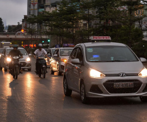 Trời Hà Nội tối sầm lúc 8h, ôtô bật đèn di chuyển