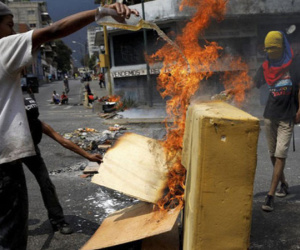 Venezuela: Người dân phóng hỏa gần dinh tổng thống vì mất điện