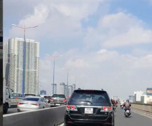 Chủ nhân xế hộp ngang nhiên chạy vào làn xe máy trên cầu Sài Gòn là ai?