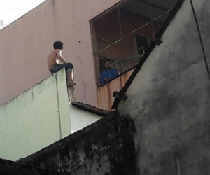 Người đàn ông ngáo đá cố thủ hai giờ trên nóc nhà cao tầng