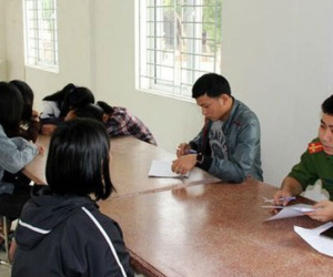 Vụ nhóm nữ sinh bắt bạn quỳ rồi đánh: Sở họp nóng, Công an lấy lời khai các nữ sinh