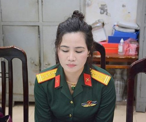 Bắt 1 nữ nhân viên công ty luật mặc quân phục đại tá quân đội