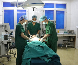 Điện thoại phát nổ khi sạc, bệnh nhi bị vết thủng xuyên thấu ngực