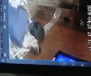 Ghê sợ, lo lắng sau vụ gã đàn ông lao vào ôm hôn bé gái trong thang máy: 'Đừng chỉ dừng ở mức phạt 200 nghìn đồng nữa'