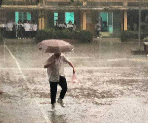 Giữa ngập tràn drama của làng giải trí và xã hội, hình ảnh cậu bạn đội mưa mua bữa sáng cho người thương khiến bao con tim 'lỗi nhịp'