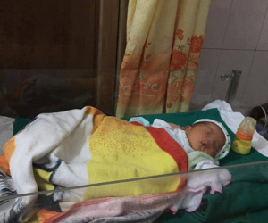 Hà Tĩnh: Một bé trai sơ sinh bị nhét vào túi du lịch rồi bỏ rơi trước cửa nhà dân trong đêm