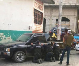 Lạnh gáy cảnh tội phạm Mexico chĩa súng vào đầu cả nhóm cảnh sát bị bắt cóc