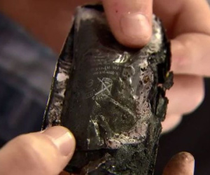 Thiếu niên mù mắt vì bẻ pin iPhone