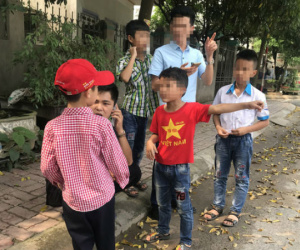 Bé trai 6 tuổi kể lại giây phút vấp ngã thoát khỏi đàn chó dữ mới cắn chết người