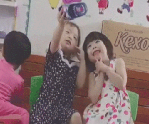 Clip cute siêu cấp: 2 bé gái bắt chước người lớn tạo dáng selfie, chụp ảnh cho nhau bằng smartphone là... chiếc dép