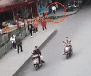 Kinh hoàng cảnh người mẹ thản nhiên vứt con vào thùng rác giữa chốn đông người