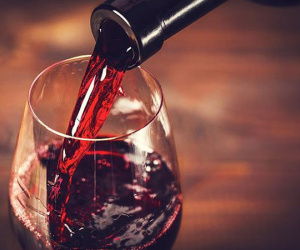 Phát hiện sốc: Uống 1 chai vang độc hại ngang hút 10 điếu thuốc ​