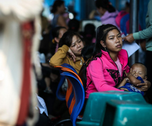 Trẻ nhập viện dồn dập vì nắng nóng, bệnh viện nhi ở Sài Gòn đông nghẹt