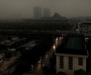 Trời Hà Nội tối đen, mưa như trút nước vào đúng giờ cao điểm sáng