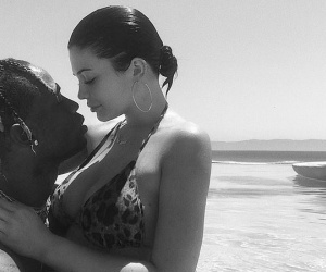 1 tháng sau tin ngoại tình, Kylie Jenner lần đầu công khai thân mật với 'chồng' nhưng body của cô mới là tâm điểm