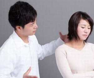 Bắt quả tang chồng đưa nhân tình về nhà để 'mây mưa', tôi lẳng lặng mở ngăn kéo đưa cho cô gái một thứ rồi bước ra ngoài nghe họ cãi nhau