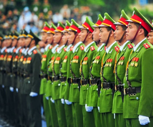 Bộ Công an nghiêm cấm cán bộ, chiến sĩ cho, tặng quân trang