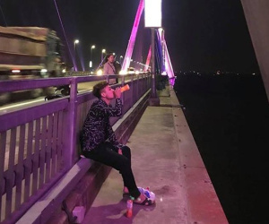 Chàng trai thất tình lên cầu hóng gió, 'giải sầu' bằng nước ngọt và bimbim, xong xuôi còn dọn sạch rác và...đi về
