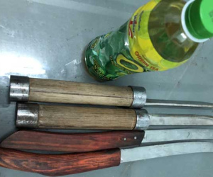 Giải cứu cô gái bị níu kéo tình yêu bằng xăng và dao nhọn